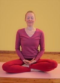 Yogini im Meditationssitz